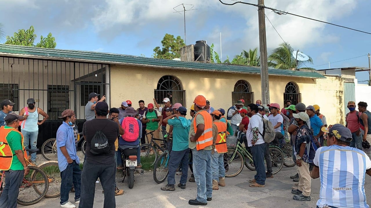 Los trabajadores inconformes amenazan hasta con derrumbar parcialmente la obra si no les pagan
