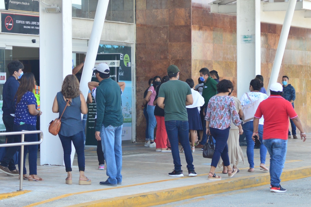 La afluencia de viajeros fue elevada, sin embargo, a diferencia de días pasados, los familiares fueron quienes hicieron mayor presencia