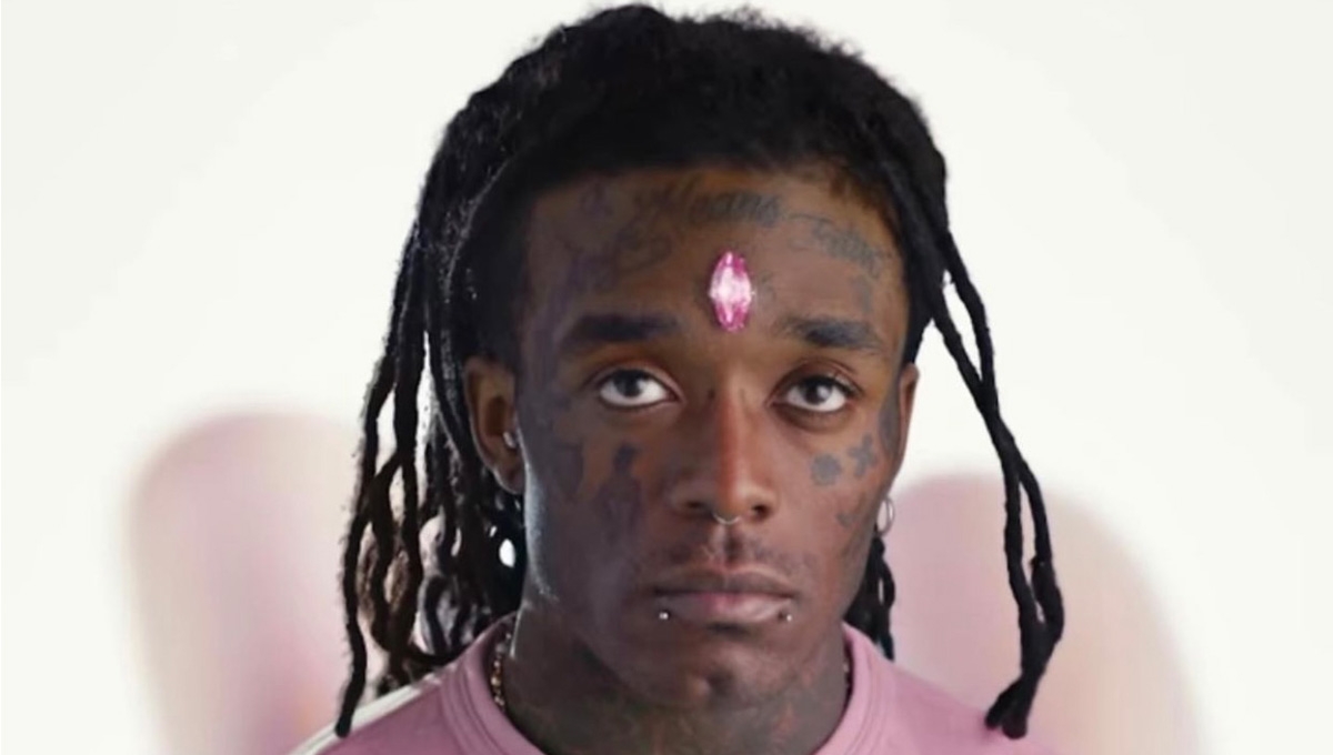 El fin de semana, Lil Uzi Vert reveló en una entrevista con TMZ que fue víctima de robo, pues en pleno concierto le arrancaron el diamante de 10 quilates El fin de semana, Lil Uzi Vert reveló en una entrevista con TMZ que fue víctima de robo, pues en pleno concierto le arrancaron el diamante de 10 quilates
