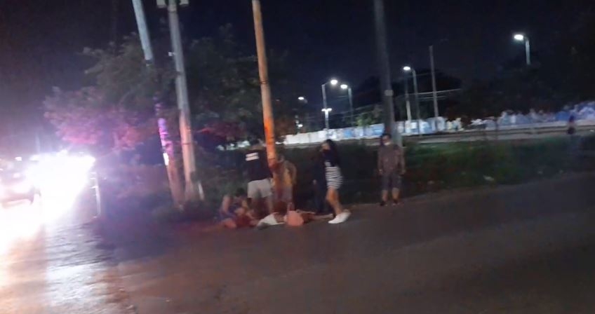 Dos hombres a bordo de una motocicleta se detuvieron e intentaron asaltarlo pero el joven se resistió Dos hombres a bordo de una motocicleta se detuvieron e intentaron asaltarlo pero el joven se resistió