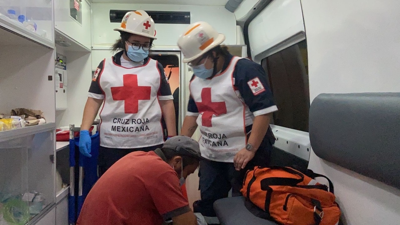 Cuando era auxiliado por paramédicos no quiso la atención y los agredió, pero derivado de los dolores prefirió ir al hospital Cuando era auxiliado por paramédicos no quiso la atención y los agredió, pero derivado de los dolores prefirió ir al hospital