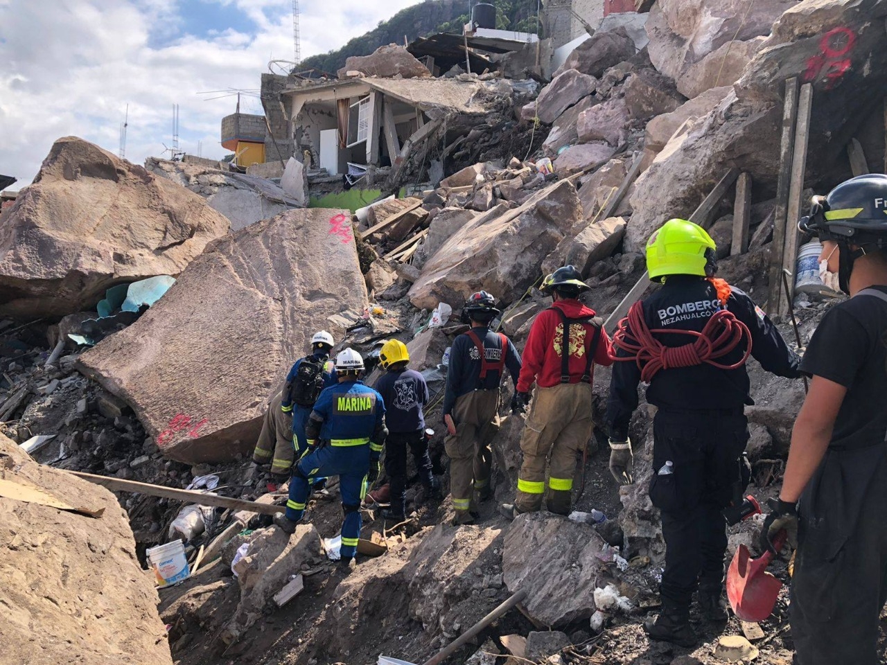 Los rescatistas continúan con las labores de rescate Los rescatistas continúan con las labores de rescate