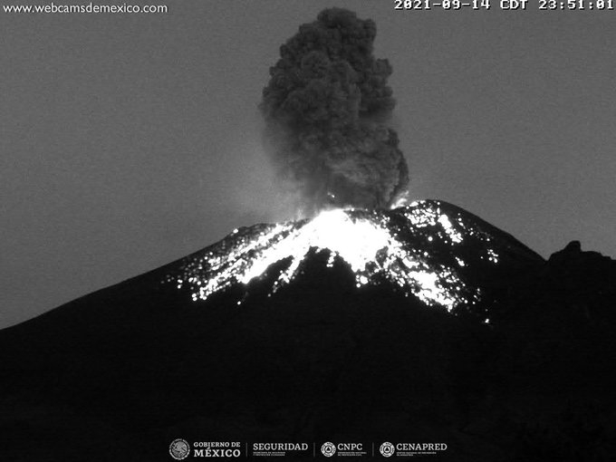 Este miércoles se volvió a ver una luz en el volcán Popocatépetl: Foto: Especial Este miércoles se volvió a ver una luz en el volcán Popocatépetl: Foto: Especial