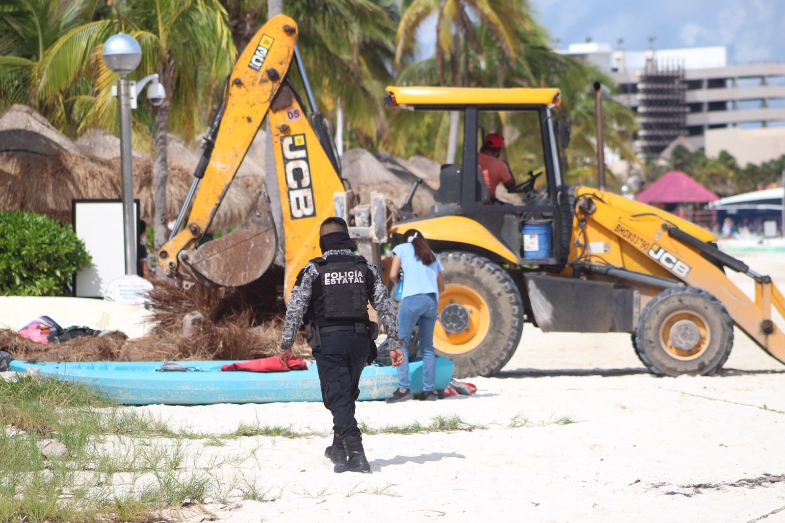 Con grúas, las autoridades policiacas desmantelaron galeras que se encontraban dentro de Playa Langosta en Cancún Con grúas, las autoridades policiacas desmantelaron galeras que se encontraban dentro de Playa Langosta en Cancún