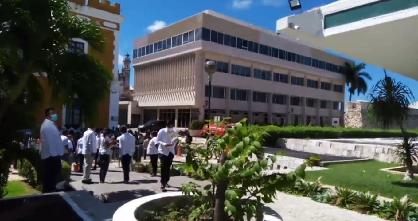Invitados especiales esperan llegan a la toma de protesta de Layda Sansores San Román como Gobernadora Invitados especiales esperan llegan a la toma de protesta de Layda Sansores San Román como Gobernadora