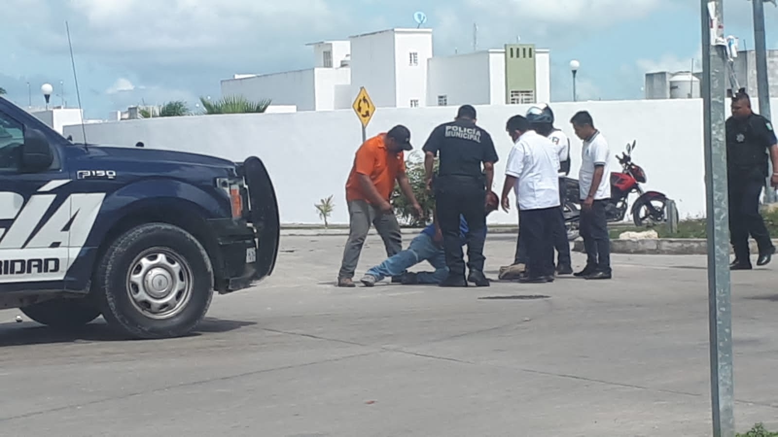 Policías levantaron a los lesionados tras el choque, y al no llegar ambulancia se trasladaron al Hospital General de Playa del Carmen Policías levantaron a los lesionados tras el choque, y al no llegar ambulancia se trasladaron al Hospital General de Playa del Carmen