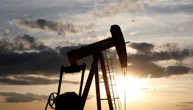 El primer pozo petrolero superficial fue perforado por el ingeniero de minas Antonio de Castillo en el Estado de Tabasco