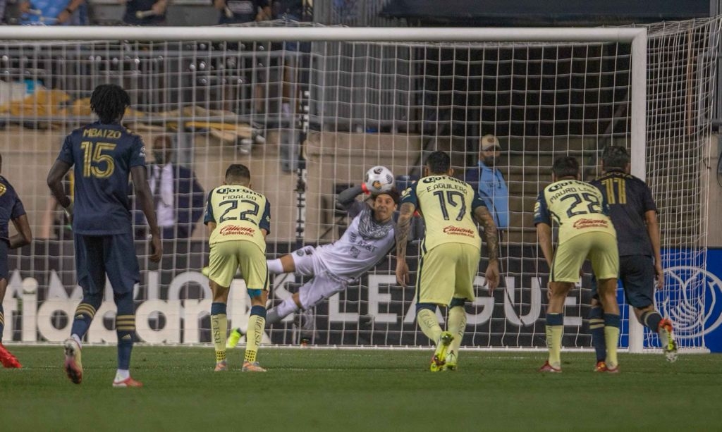 Doble atajada de Guillermo Ochoa salva al América
