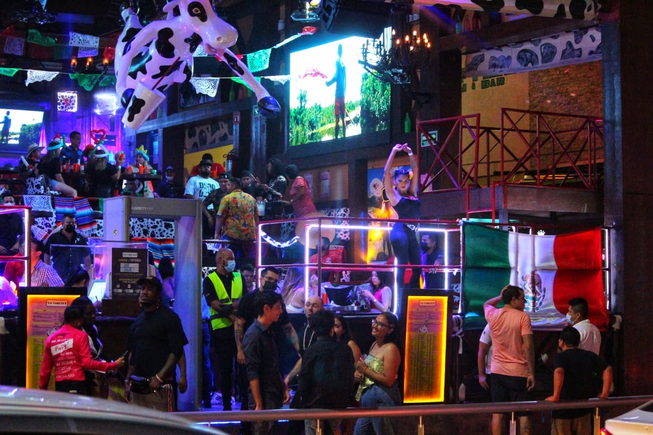 Los centros nocturnos ubicados en la Zona Hotelera de Cancún lucieron atiborrados de visitantes Los centros nocturnos ubicados en la Zona Hotelera de Cancún lucieron atiborrados de visitantes