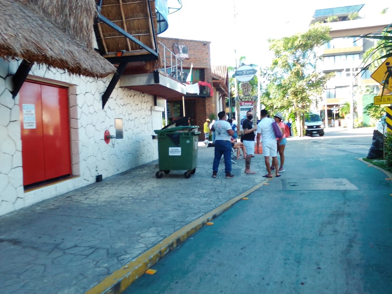 Las calles de Playa del Carmen lucen en algunos puntos con basura que la gente arroja por su falta de cultura cívica
