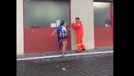 La mujer no dejaba de golpear al joven repartidor