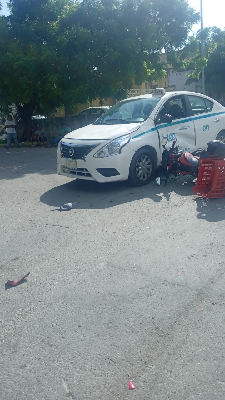 Ante este incidente, se solicitó el servicio de paramédicos, ya que el conductor del vehículo de dos ruedas resultó lesionado