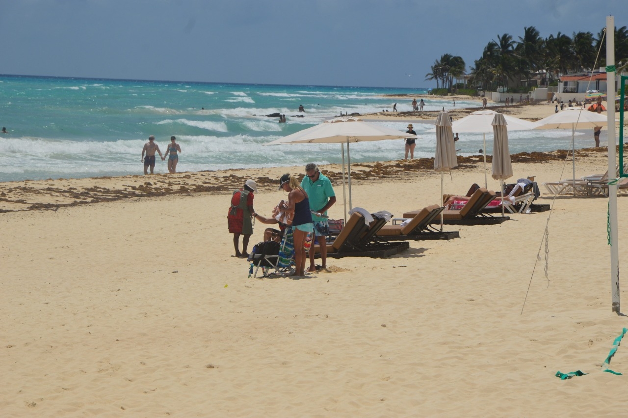 Algunas personas aseguraron que a veces es mejor no llevar cubrebocas a la playa, puesto que hay gente sucia que lo deja Algunas personas aseguraron que a veces es mejor no llevar cubrebocas a la playa, puesto que hay gente sucia que lo deja