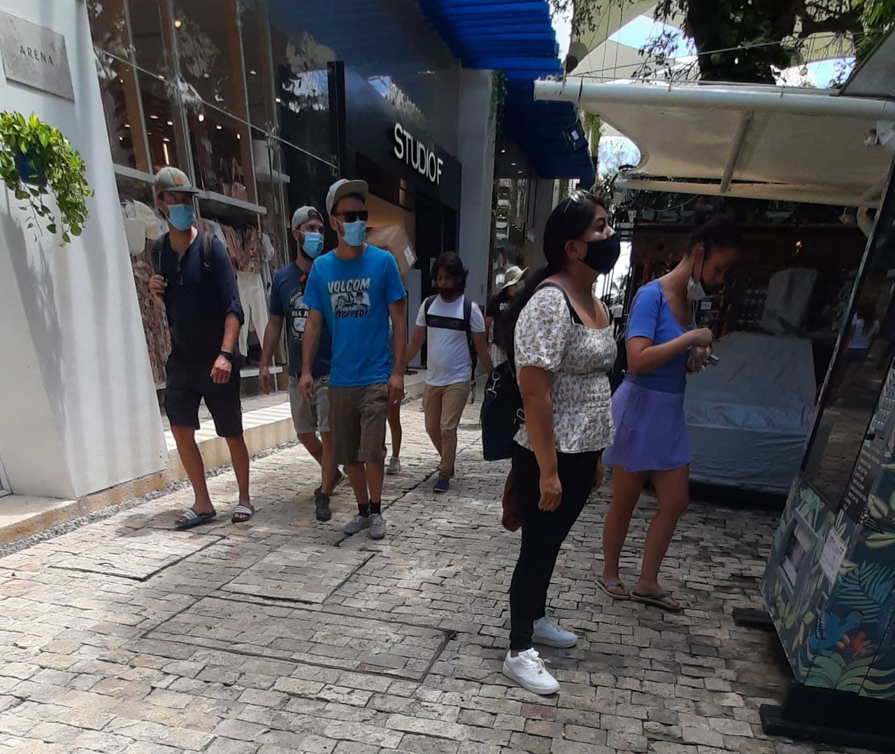 Trabajadores del sector hotelero en Playa del Carmen aún están a la espera de su dosis anticovid, pues ya les piden su certificado de vacunación