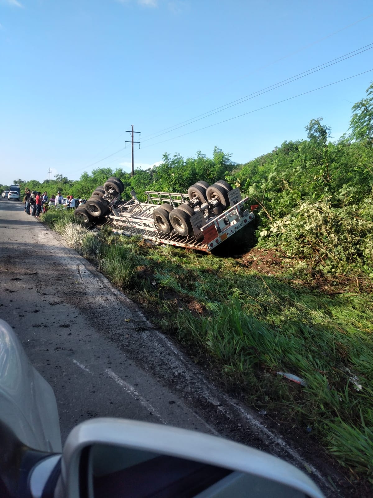 El remolque del tráiler quedó volcado sobre la carretera rumbo a la comunidad de Chunhuhub El remolque del tráiler quedó volcado sobre la carretera rumbo a la comunidad de Chunhuhub