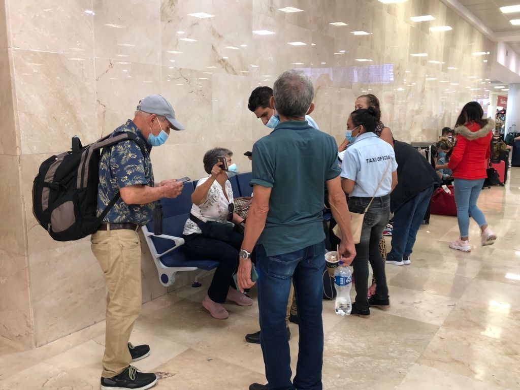 El abuelito tuvo que ser auxiliado por un vendedor de servicio de taxi El abuelito tuvo que ser auxiliado por un vendedor de servicio de taxi