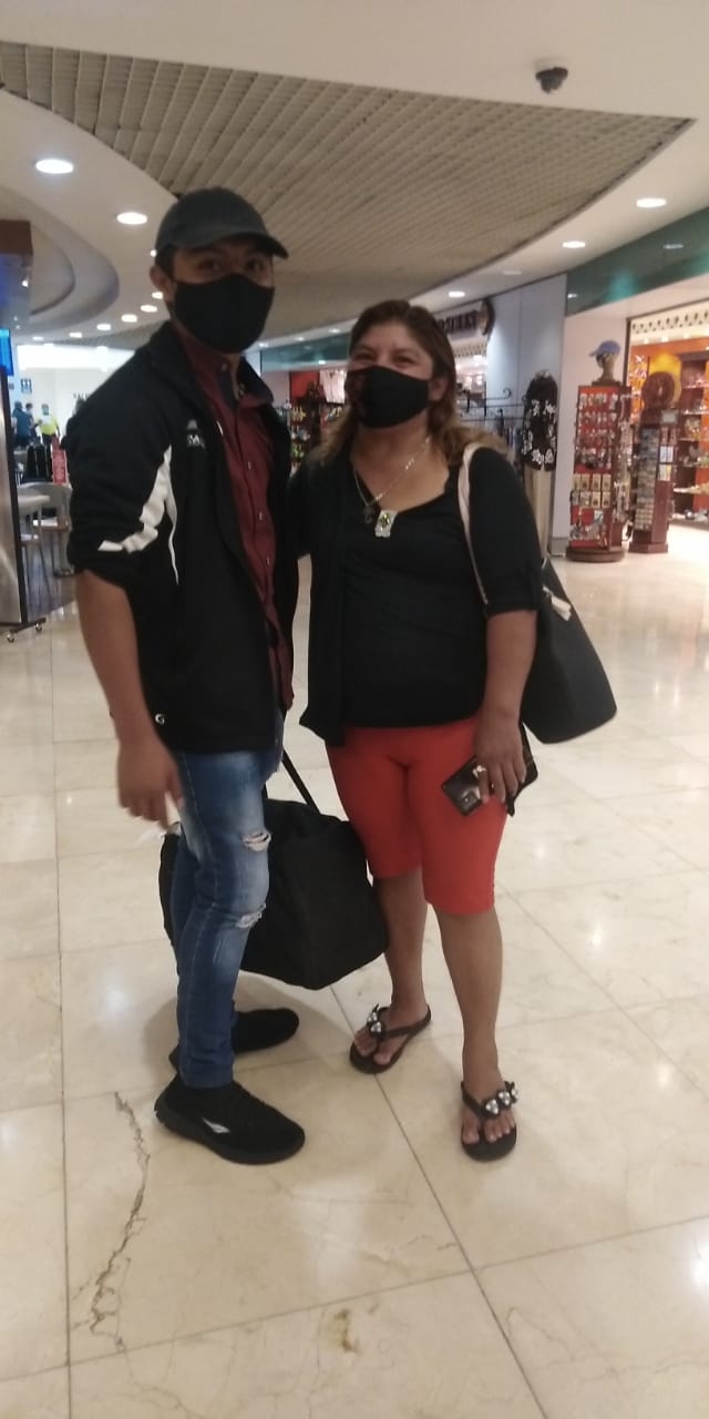 El joven fue recibido en el aeropuerto por su mamá El joven fue recibido en el aeropuerto por su mamá