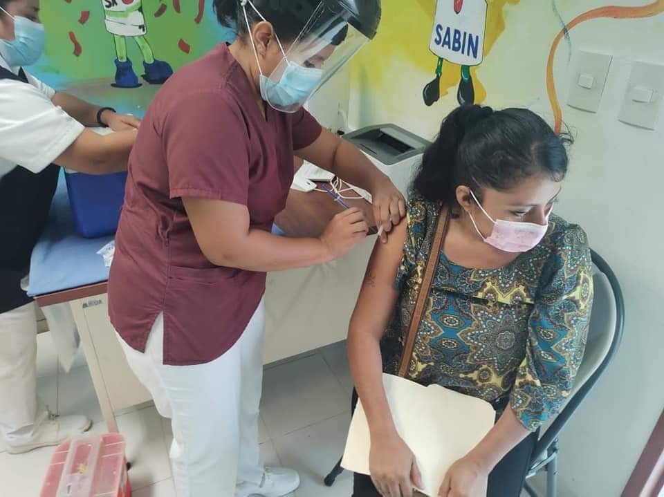 En unos diez días podría aplicarse la segunda dosis a personas de 30 a 39 años de edad, según las autoridades sanitarias En unos diez días podría aplicarse la segunda dosis a personas de 30 a 39 años de edad, según las autoridades sanitarias