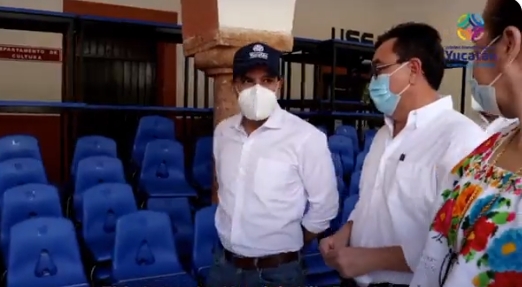 El Gobernador del Estado visitó Tekax, donde pudo entregar en persona el apoyo a las escuelas de la localidad