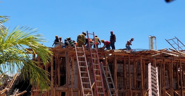 Los trabajadores acusan a la constructora de no utilizar el material requerido para las obras de la Unidad Deportiva Renovación III