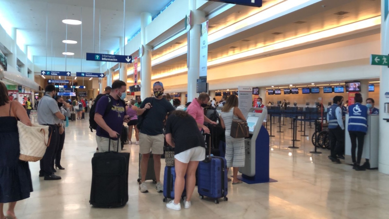 La mayoría de los turistas en el aeropuerto de Cancún iban de regreso a sus países de origen La mayoría de los turistas en el aeropuerto de Cancún iban de regreso a sus países de origen