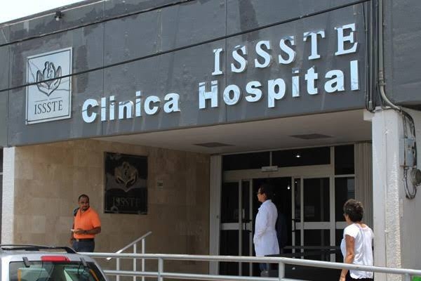 el pequeño tragó líquido amniótico el cual se le fue a los pulmones y le ha causado problemas para respirar