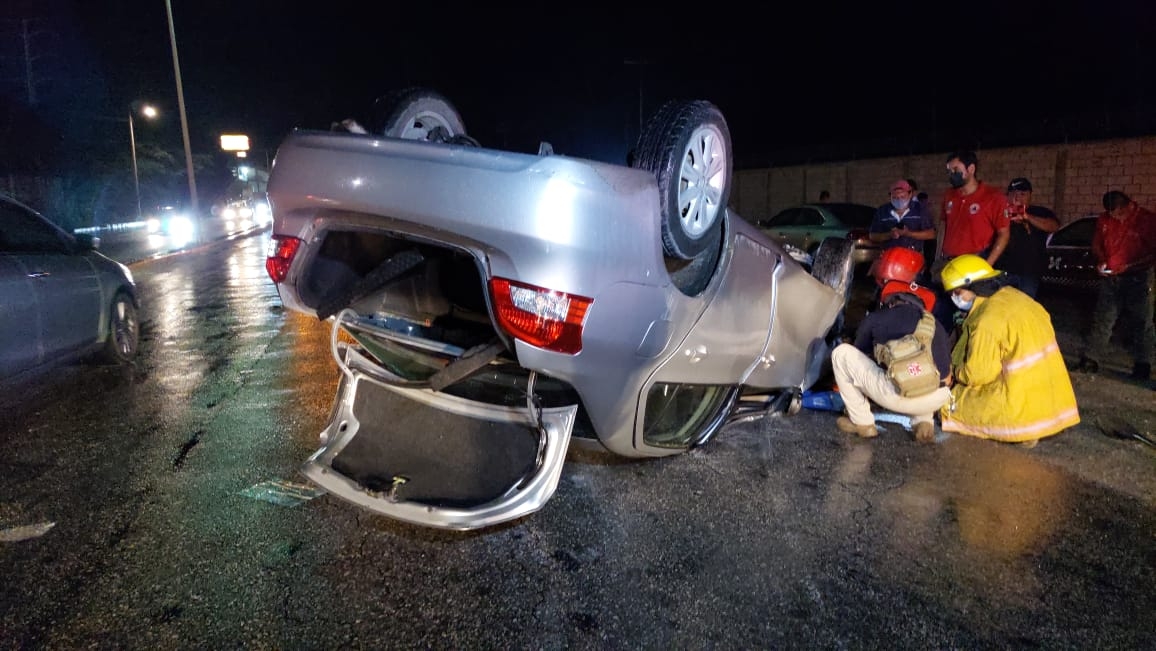 El vehículo dejó una rastro de gasolina que tuvo que ser cubierto con tierra para evitar un posible incendio El vehículo dejó una rastro de gasolina que tuvo que ser cubierto con tierra para evitar un posible incendio