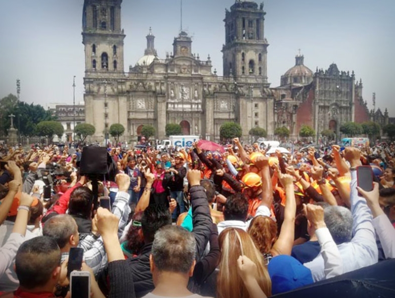 En el Zócalo y desde sus hogares, los mexicanos se unieron en un minuto de silencio y levantando el puño para decir que recordamos a los caídos En el Zócalo y desde sus hogares, los mexicanos se unieron en un minuto de silencio y levantando el puño para decir que recordamos a los caídos