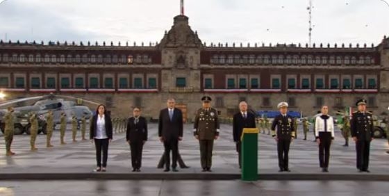 Izamiento de bandera en memoria de las víctimas de los sismos de 1985 y 2017