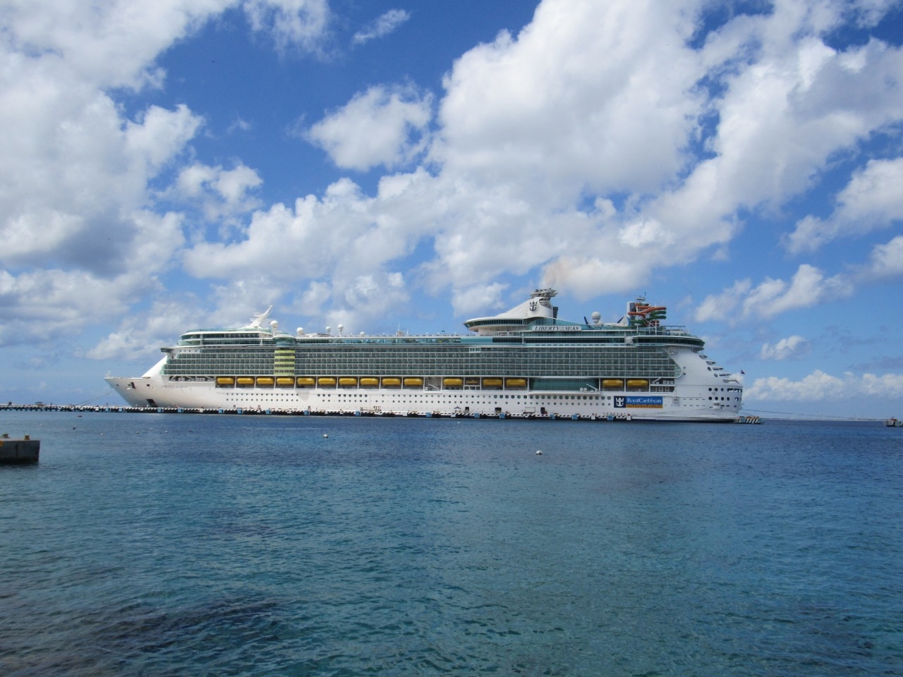 Más de dos mil cruceristas que visitaron este domingo el destino a bordo del navío de la Royal Caribbean Cruise Line