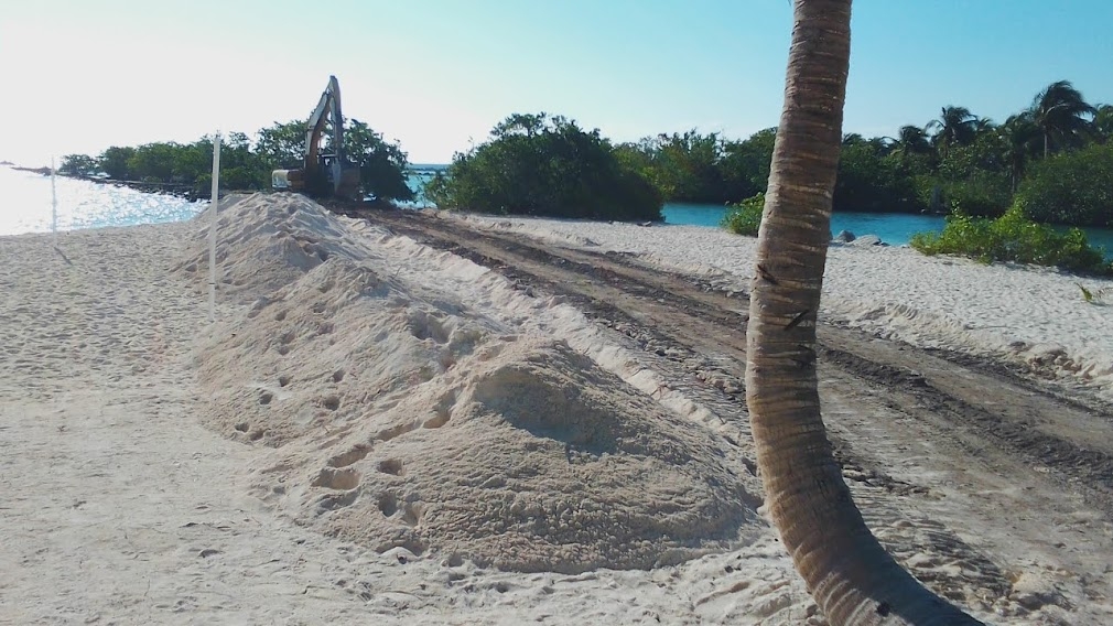 La escollera provocó la obstrucción del flujo de agua dentro de la cala La escollera provocó la obstrucción del flujo de agua dentro de la cala