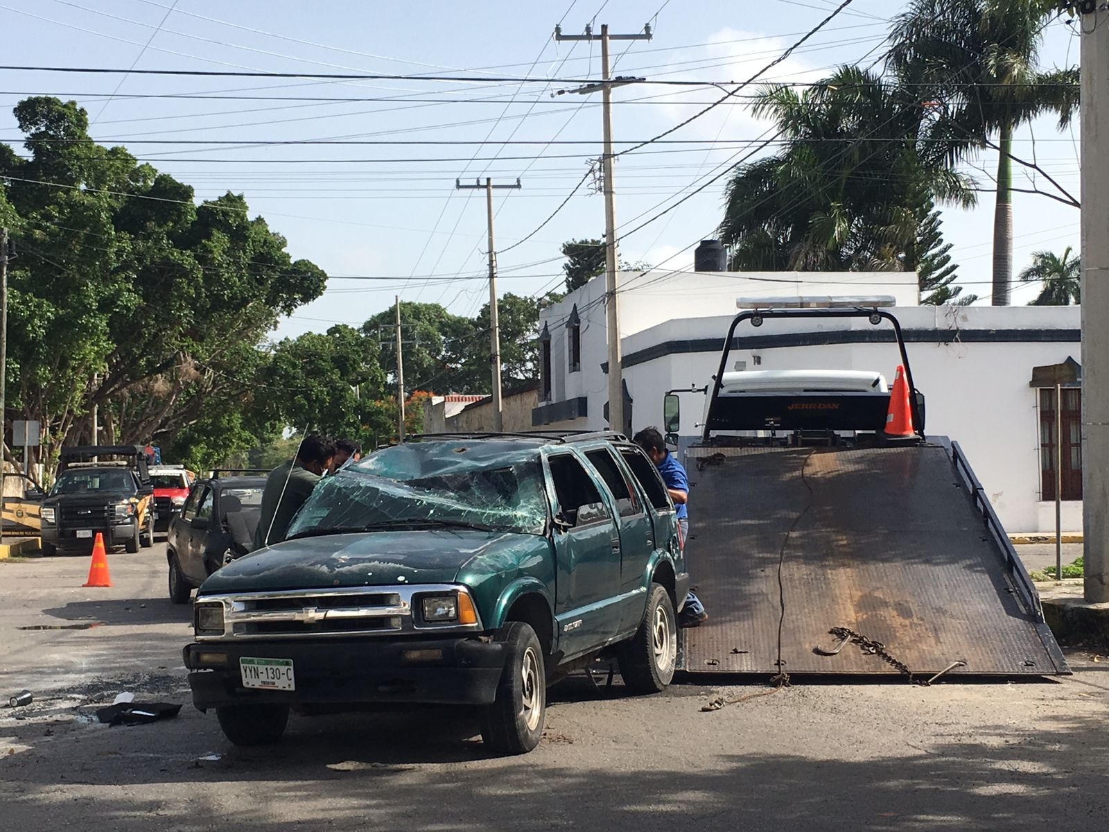 La camioneta fue remolcada por una grúa, tras quedar volcada en plena vía pública La camioneta fue remolcada por una grúa, tras quedar volcada en plena vía pública