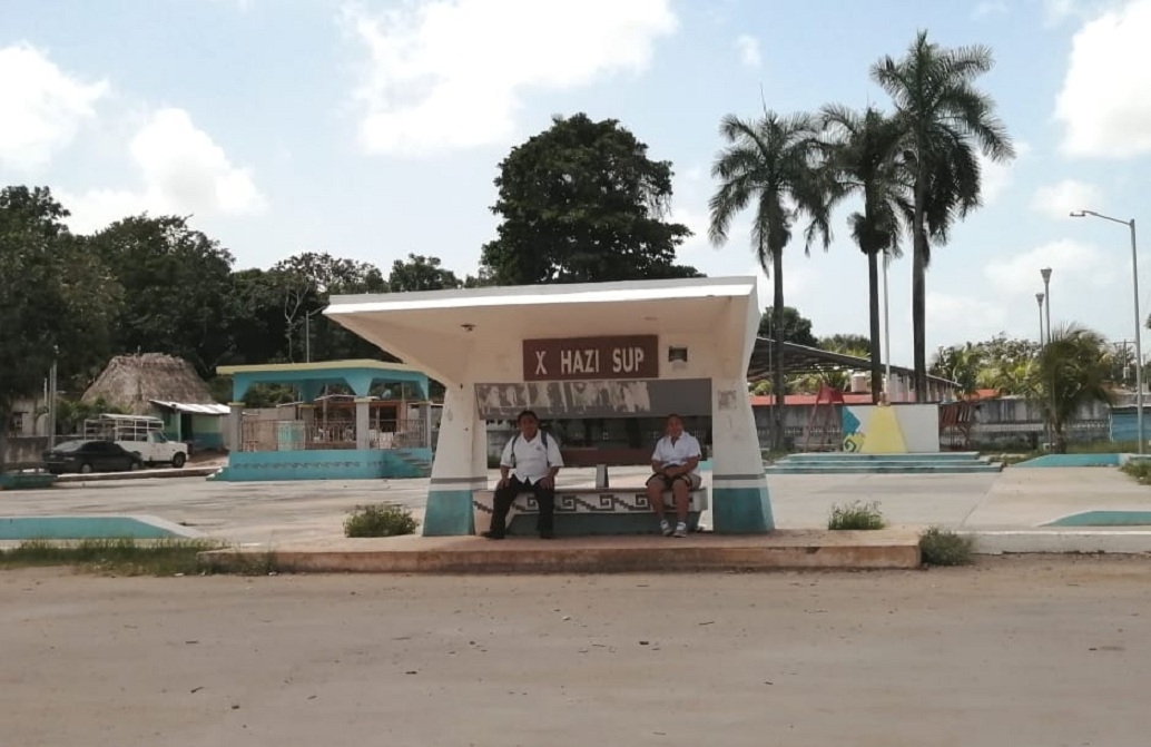 Los choferes de las combis prohíben que los taxis que llegan al pueblo carguen pasaje de salida