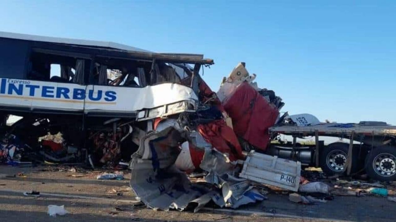 Un accidente entre un autobús y dos tráilers en la carretera Sonoyta-SLRC dejó un saldo de 16 muertos
Un accidente entre un autobús y dos tráilers en la carretera Sonoyta-SLRC dejó un saldo de 16 muertos