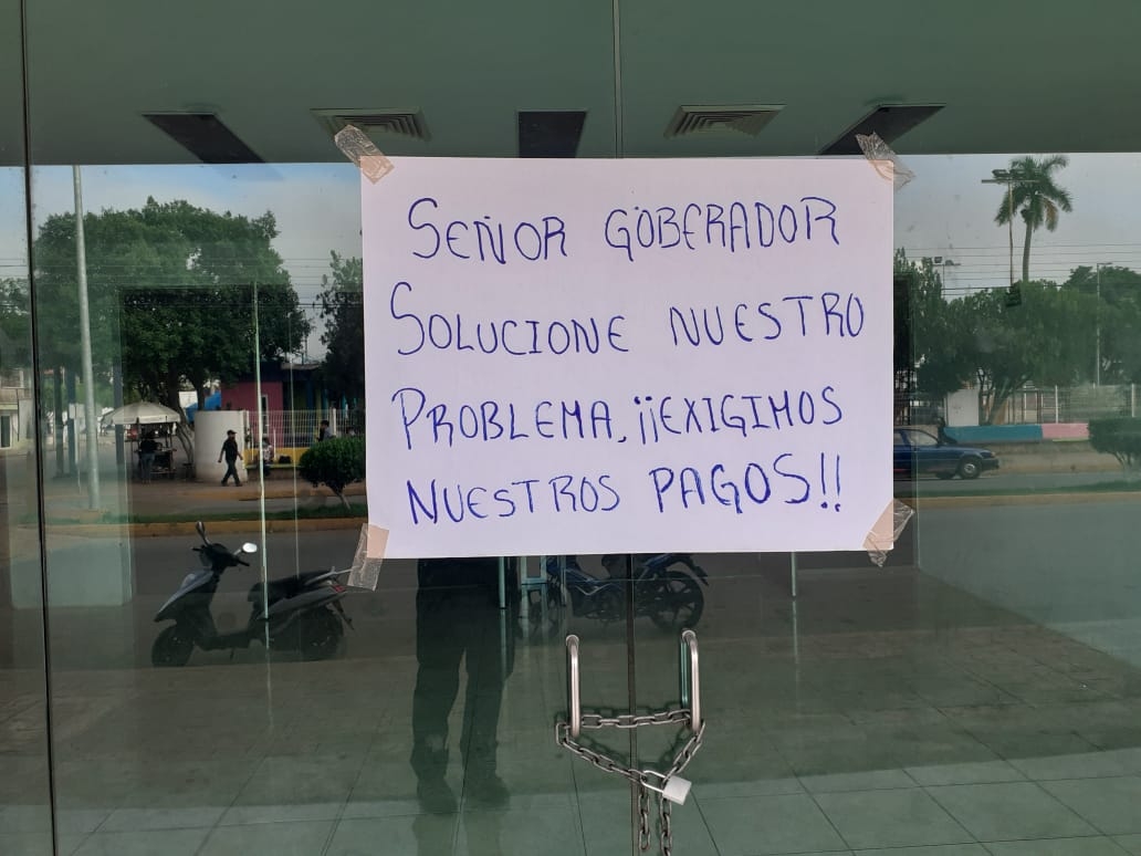 En el acceso principal del edificio colocaron una cartulina en donde los trabajadores piden al gobernador del estado En el acceso principal del edificio colocaron una cartulina en donde los trabajadores piden al gobernador del estado