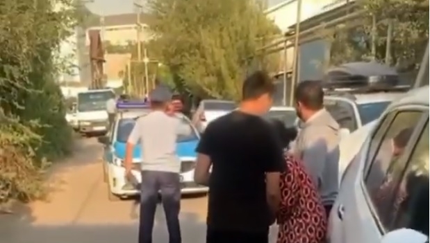 El lugar llegaron varias patrullas y vecinos, quienes escucharon las detonaciones