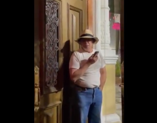 El hotel se encuentra sobre la calle 59 por 60, y los huéspedes fueron sacados a plena noche