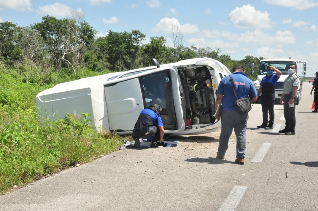 La mujer salió por sus propios pies de la camioneta, con ayuda de algunas personas que pasaron por el lugar