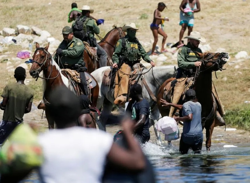 Los agentes a caballo resguardan la frontera en el estado de Texas