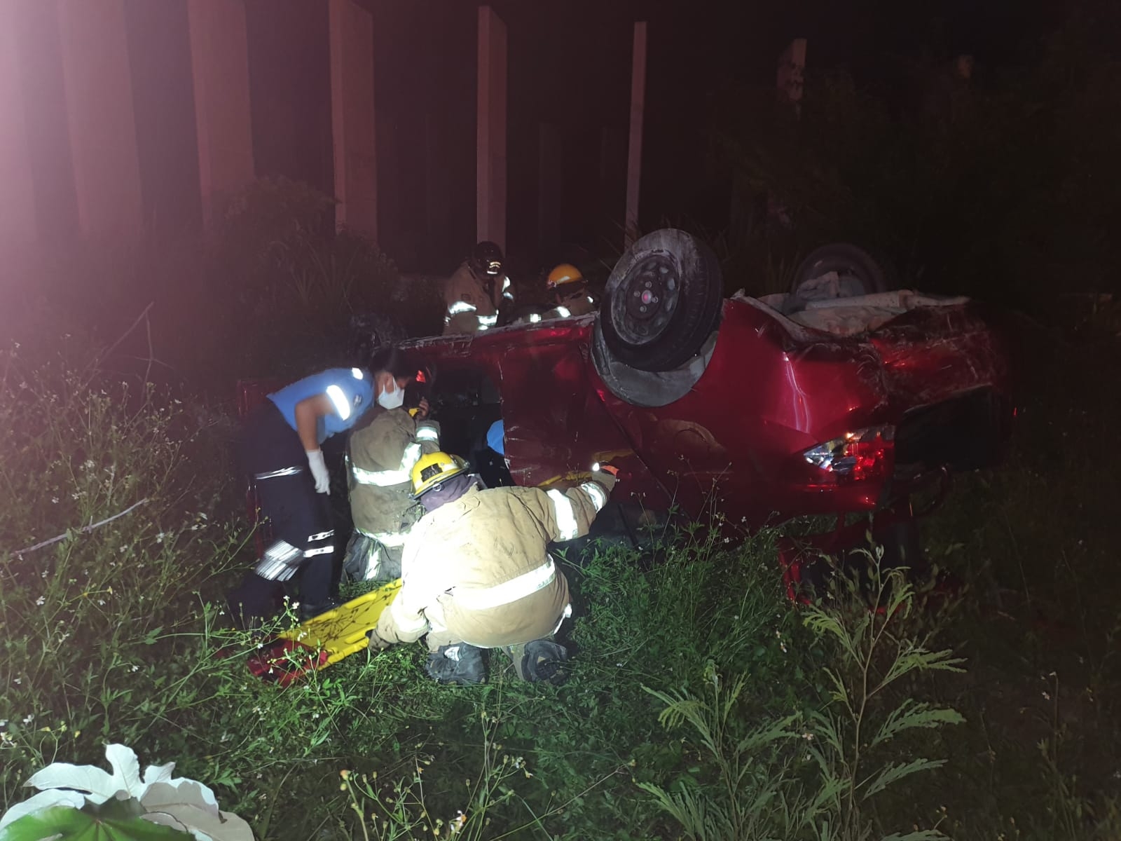 El automóvil quedó a un lado de la carretera tras el accidente ocurrido a la entrada de Puerto Morelos El automóvil quedó a un lado de la carretera tras el accidente ocurrido a la entrada de Puerto Morelos