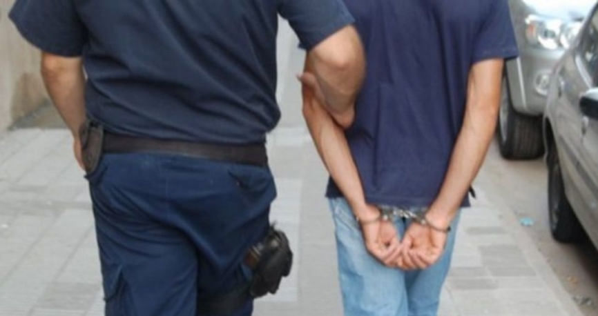 El acusado deberá reportarse periódicamente a la FGE, tiene prohibido salir del Estado y deberá usar un brazalete electrónico