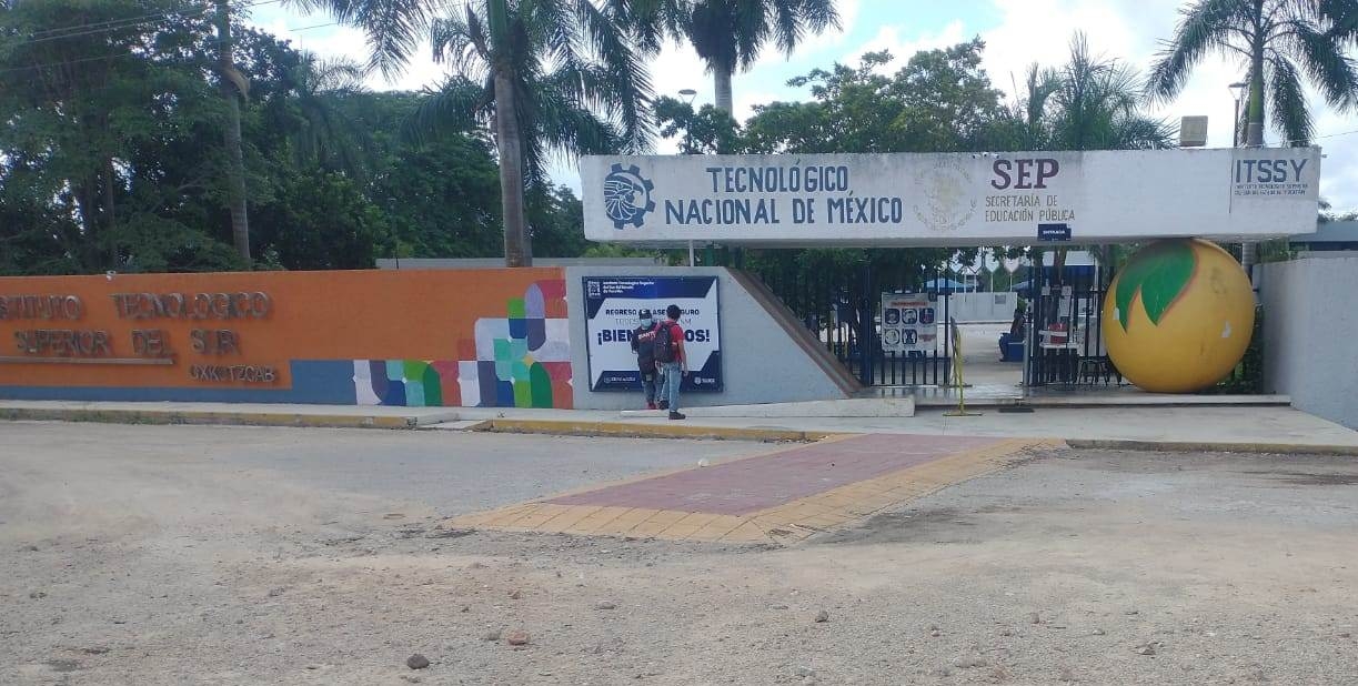 Alumnos temen que dentro del instituto se de un brote de COVID-19 debido al aumento de contagios y defunciones