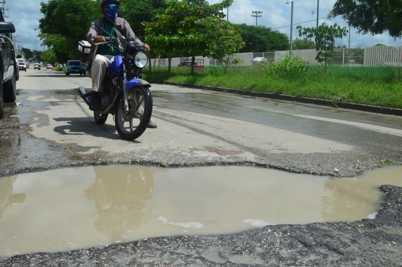 Los vecinos han optado por rellenar los baches por sí mismos Los vecinos han optado por rellenar los baches por sí mismos