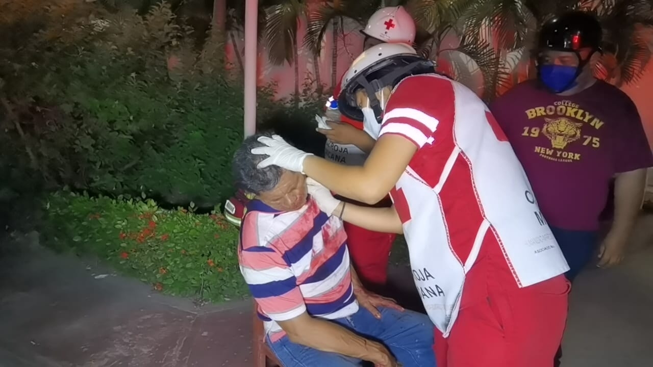La víctima fue atendida por paramédicos y después abordó el transporte público La víctima fue atendida por paramédicos y después abordó el transporte público