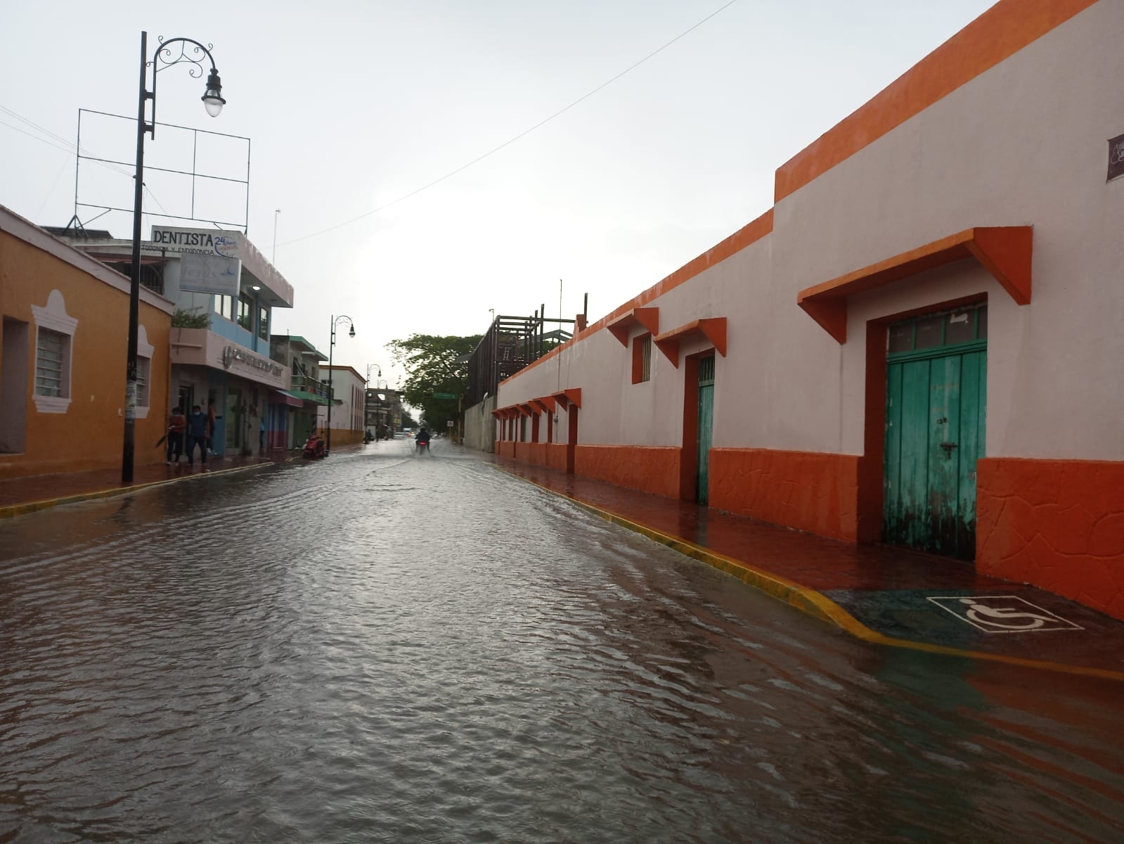 Previo a la lluvia se realizó la recoja de residuos sólidos, sin embargo, esta no fue suficiente Previo a la lluvia se realizó la recoja de residuos sólidos, sin embargo, esta no fue suficiente