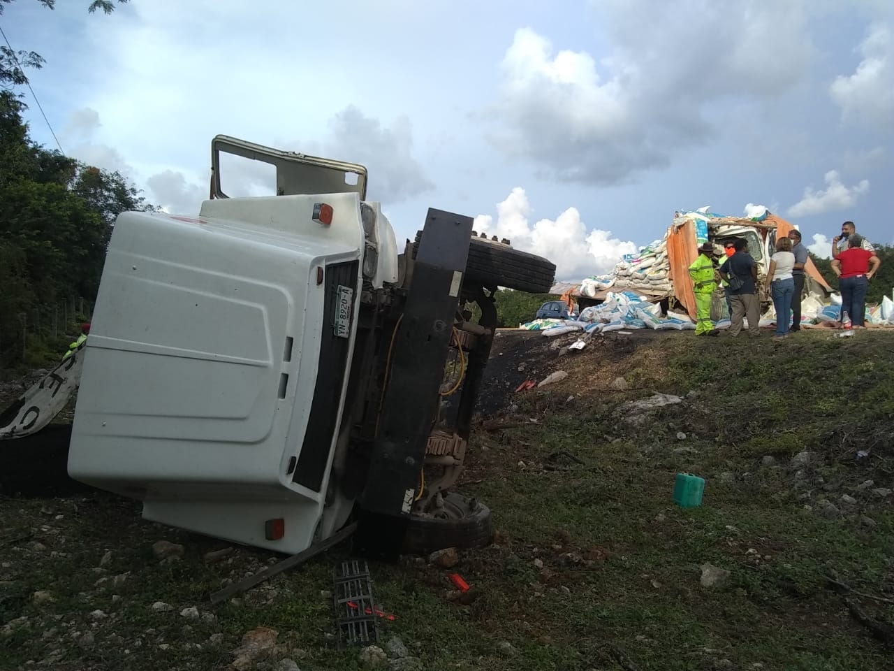 El conductor del volquete resultó lesionado