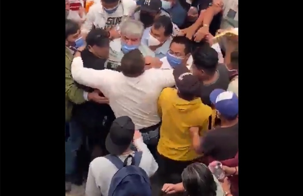 El edil de Cuautitlán fue golpeado por una turba de 500 comerciantes inconformes El edil de Cuautitlán fue golpeado por una turba de 500 comerciantes inconformes