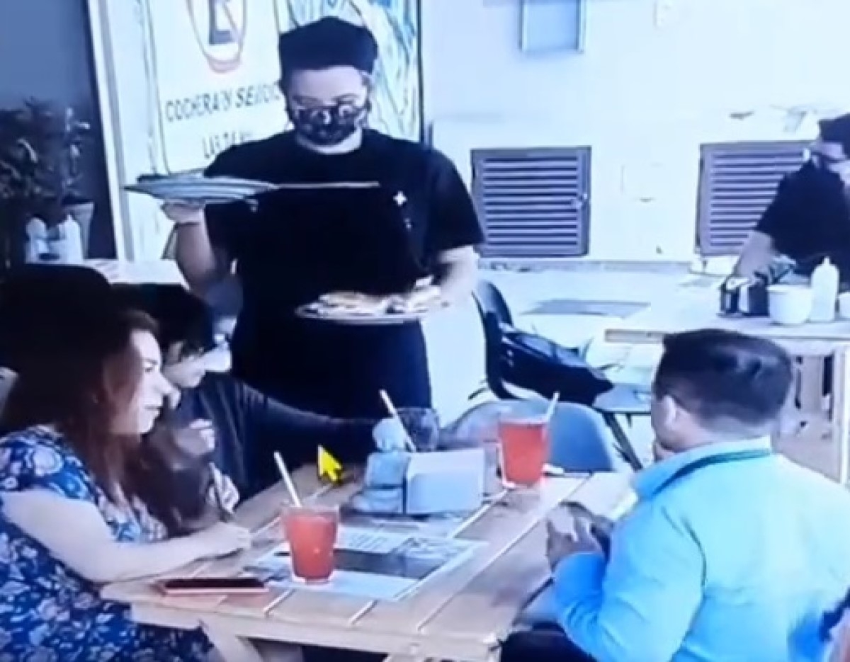 Empleados del restaurante denuncian a la familia después de que los hicieran pagar por ellos Empleados del restaurante denuncian a la familia después de que los hicieran pagar por ellos
