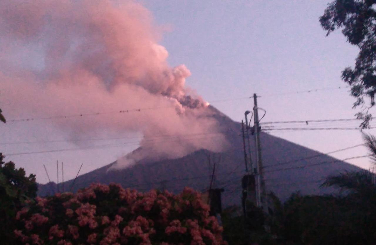 El Volcán de Fuego de Guatemala hizo erupción poniendo en alerta a miles de personas que viven en comunidades aledañas.