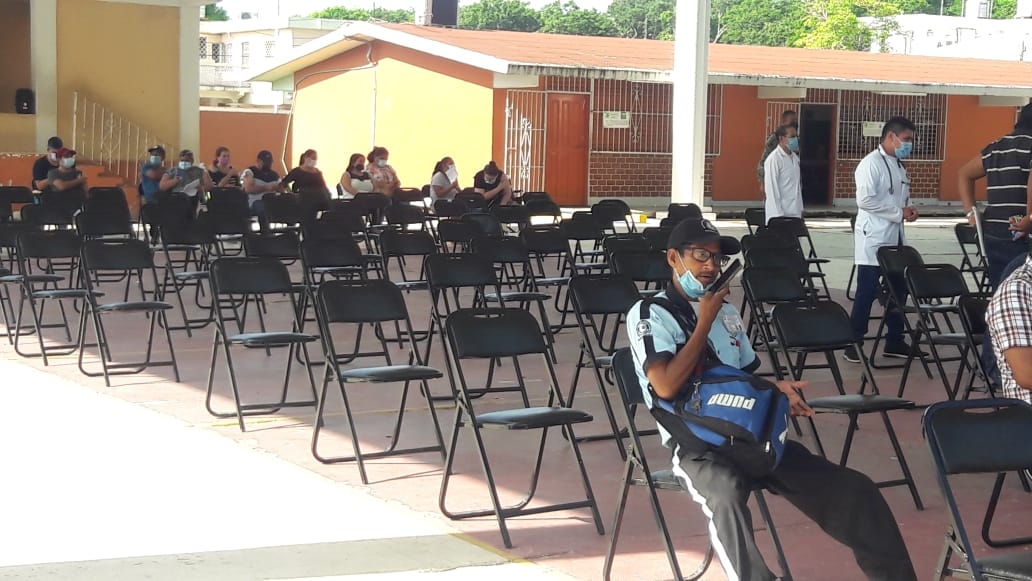 De acuerdo al Plan Nacional de Vacunación el día de hoy están siendo inmunizados los adultos de 33 y 32 años de edad De acuerdo al Plan Nacional de Vacunación el día de hoy están siendo inmunizados los adultos de 33 y 32 años de edad
